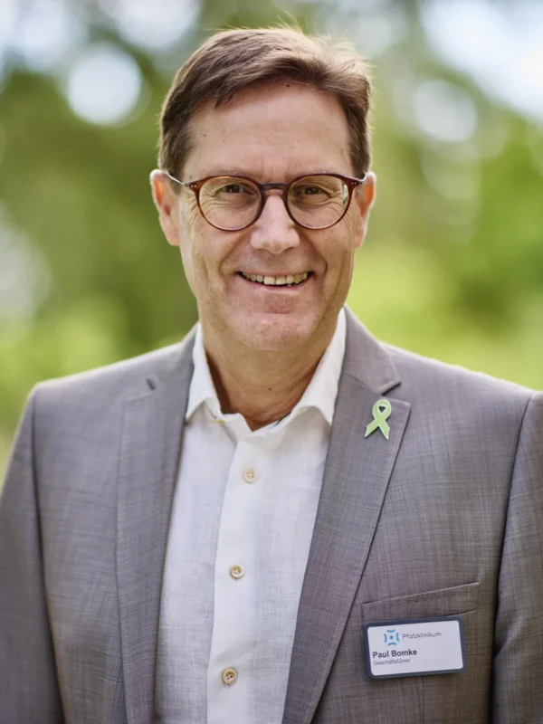 Mann mit kurzen Haaren, Anzug und Brille